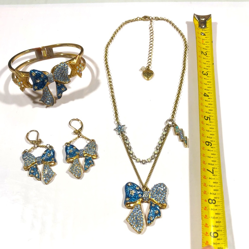 Sold Cross posted Vintage heavens to Betsey 3 piece lot 🎀 ⭐️ ⚡️ gems 💎